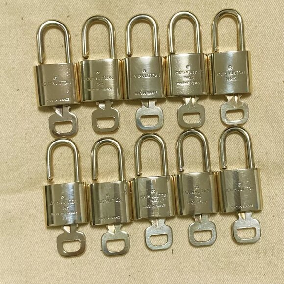 LOUIS VUITTON LV 10 SET PADLOCK KEY CHARM CADENA GOLD-PLATED FRANCE - Picture 2 of 4